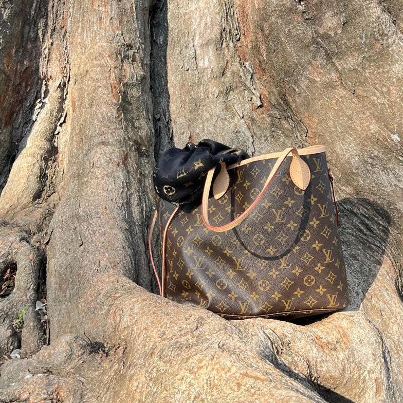 Louis Vuitton Neverfull with scarf